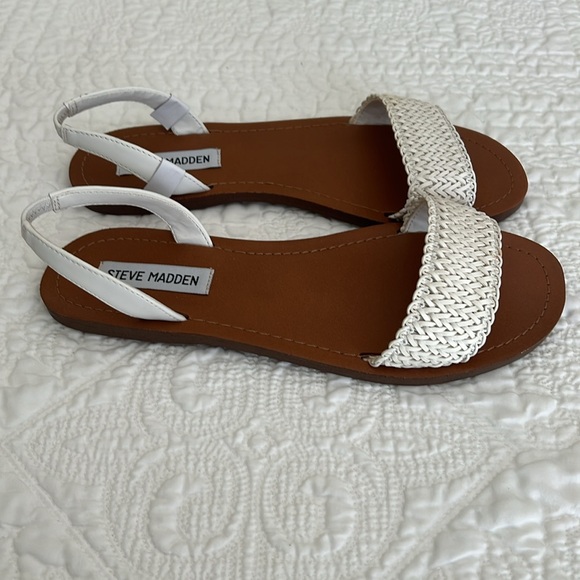 Brand New! Steve Madden white sandals. Size 7.5 - Picture 2 of 3